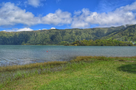 Lagoa Verde with grass in foreground